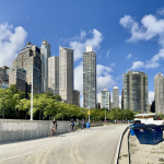 芝加哥 Lakefront Trail 的骑行者、沿线绿树及城市天际线历史照片