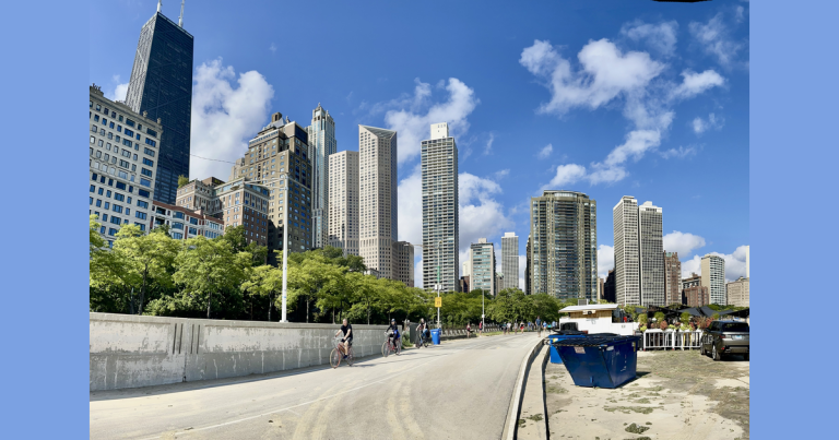 芝加哥 Lakefront Trail 的骑行者、沿线绿树及城市天际线历史照片